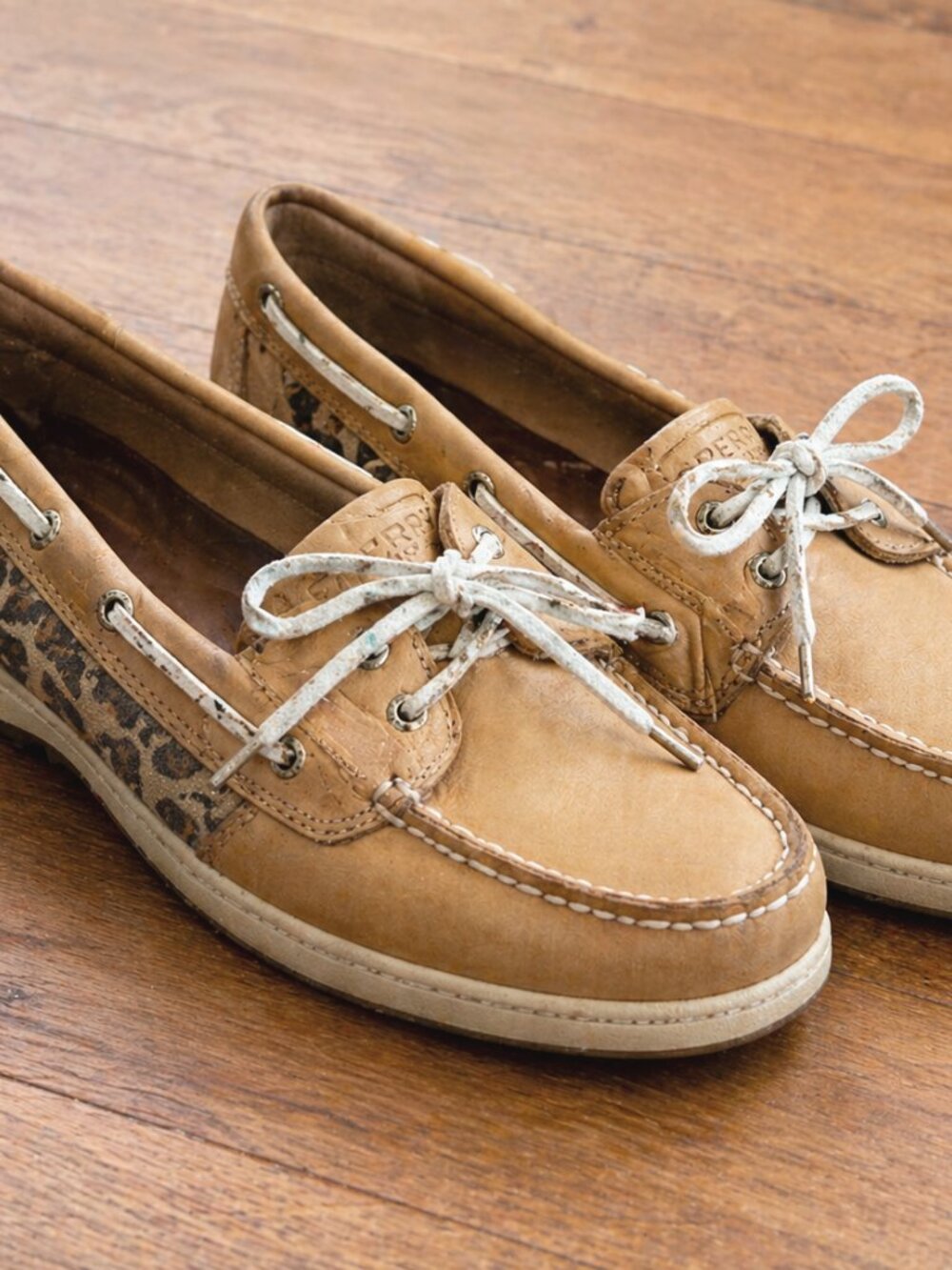 $110 Retail Sperry Tan Leather Boat Shoes Leopard Detail Size 6M
